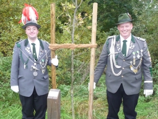 Majestät Michael Sterz pflanzt seine Königseiche