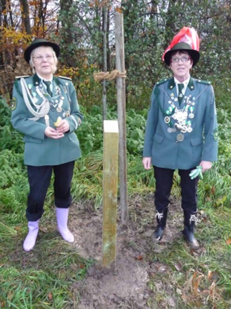 Petra Breitmann pflanzt ihre Königseiche