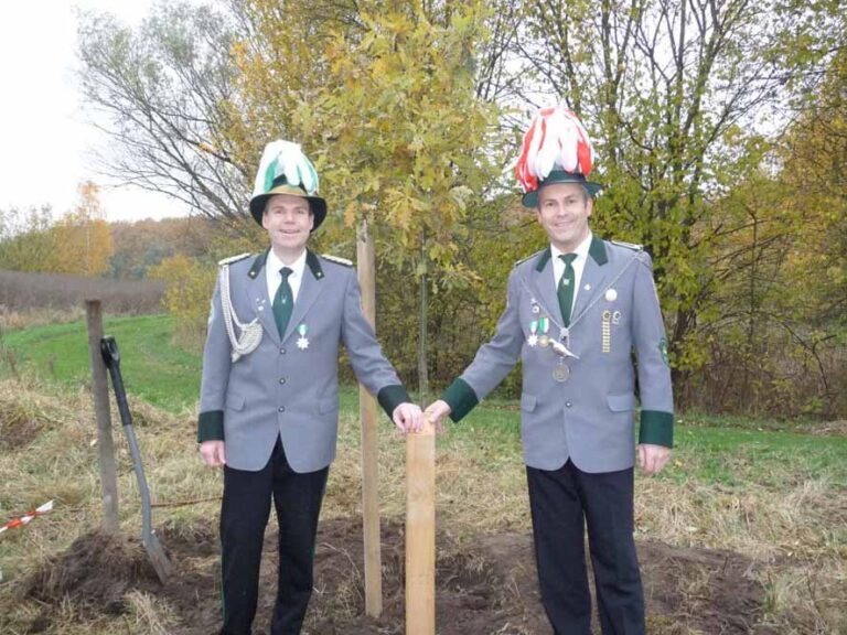 Majestät Thorsten Meyer pflanzt Königseiche