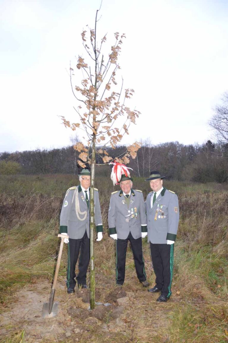Harald Fischer pflanzt Wittinger Königseiche