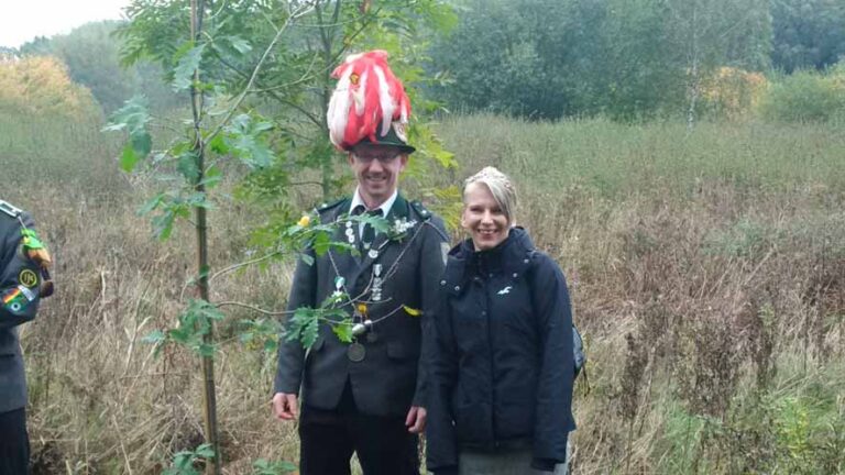 Michael Spatz pflanzt Königseiche